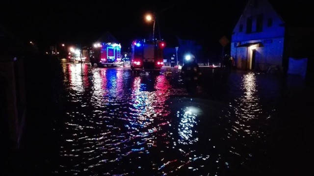 Ciężka noc w Kłobuczynie. Woda zalała kilkanaście posesji