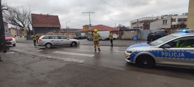 - Do wypadku z udziałem motoroweru i osobówki doszło na ul. Młyńskiej w Chełmnie - informują strażacy