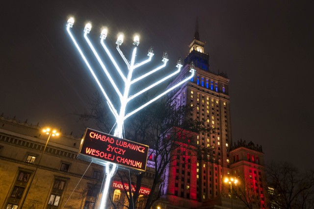 Chanuka w Warszawie. Tradycyjny świecznik stanął pod PKiN