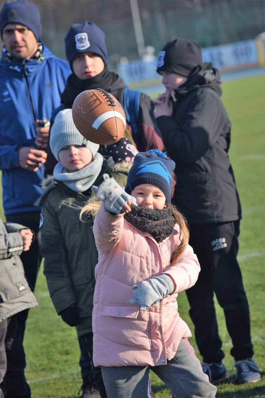 Finałowy mecz ligi futbolu amerykańskiego w Sieradzu. Rhinos Wyszków kontra Wilki Łódzkie. Ekipa Sieradz Warriors zachęca do treningów FOTO