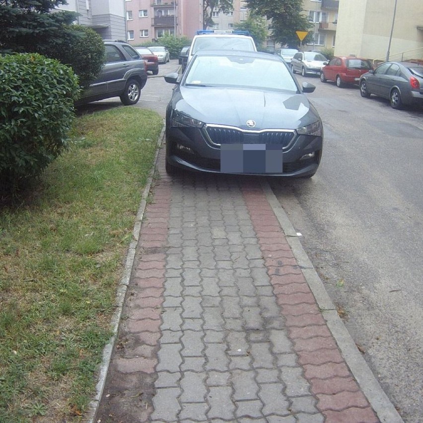 Chodniki zamiast parkingów. Strażnicy ze Szczecinka pokazują, jak nie parkować [zdjęcia]