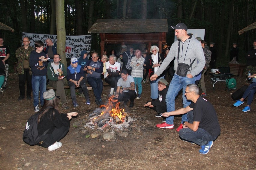 Stowarzyszenie Patriotyczne Brzeziny i hufiec ZHP z Głowna spotkały się przy ognisku w Poćwiardówce