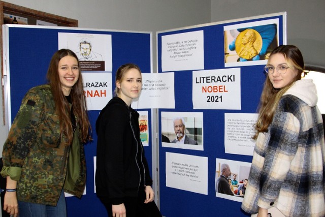 Na zdjęciach możemy zobaczyć wystawę i promocję tegorocznego laureata w dziedzinie literatury- Abdulrazaka Gurnaha - przygotowaną przez uczniów klasy 3a.