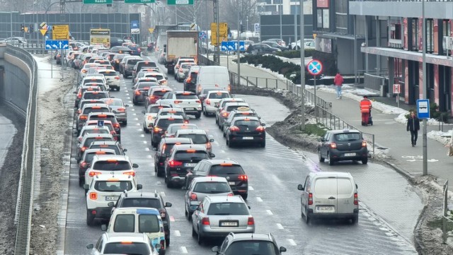 Wyjazd z Galerii Echo może w piątek zająć nawet kilkadziesiąt minut. Zobaczcie na kolejnych zdjęciach