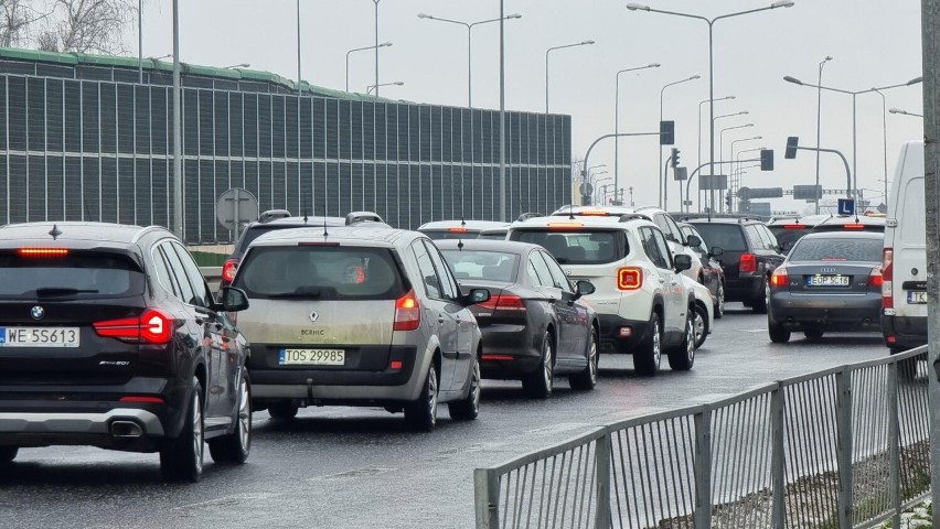 Oblężenie Galerii Echo w Kielcach i ogromne korki. Wyjazd zajmował kilkadziesiąt minut. Zobacz zdjęcia