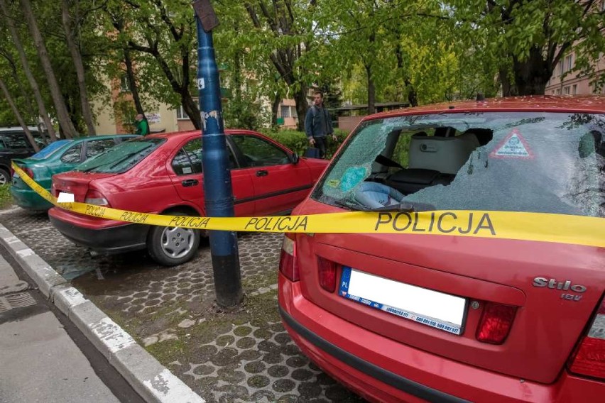 Kraków: Wandale niszczyli auta na ul. Szafera  [ZDJĘCIA, WIDEO]