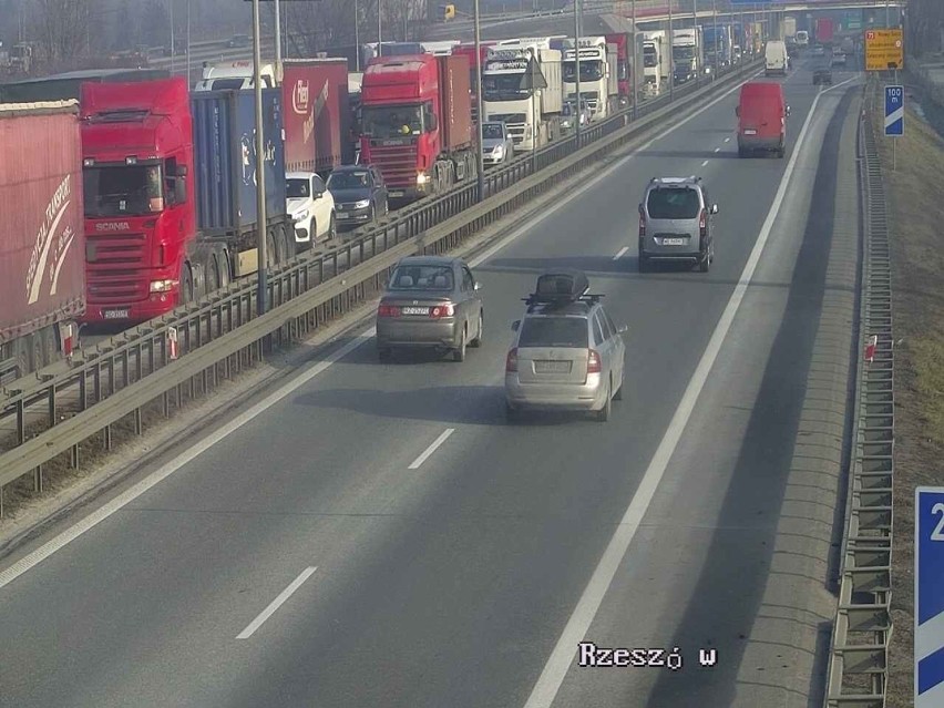 Wypadek na obwodnicy Krakowa, korek długi na 3 km