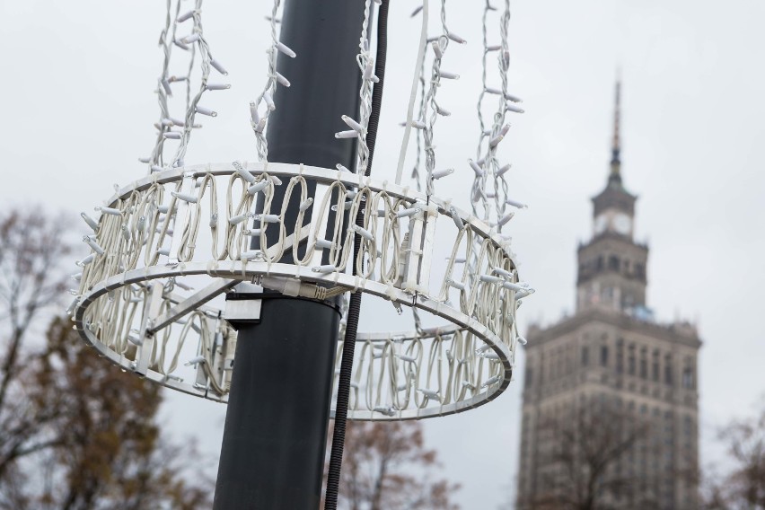 Świąteczna iluminacja już na ulicach Warszawy. Lampki...