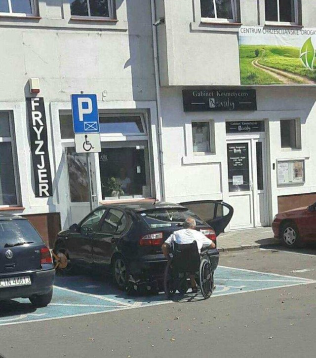 Straż miejska z Inowrocławia założyła blokadę na koła auta, które zaparkowano przy ulicy św. Mikołaja na miejscu dla niepełnosprawnych. Nasz Czytelnik był zaskoczony tą sytuacją. Kierowcą pojazdu była bowiem ewidentnie osoba niepełnosprawna