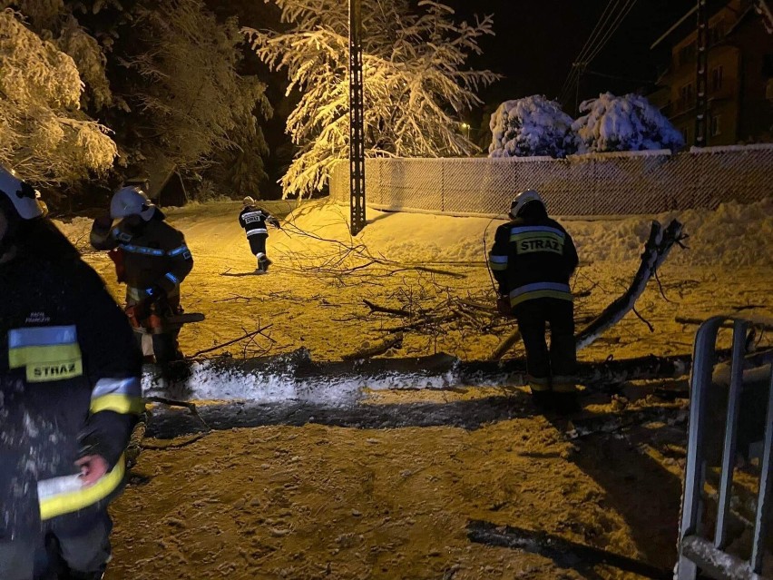 W Przysietnicy strażacy z miejscowej OSP musieli użyć pił...