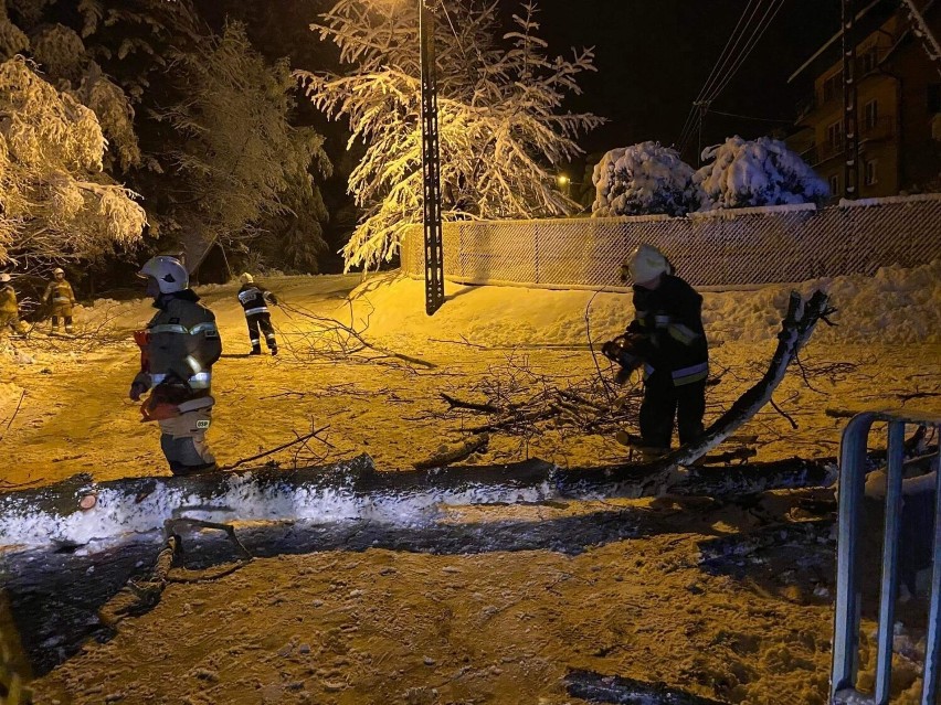 Ponad pół tysiąca odbiorców TAURONU w gminie Łącko bez prądu. Śnieg i powalone drzewa uszkodziły linie