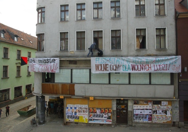 Poznań: Anarchiści przejęli kamienicę przy ul. Paderewskiego...