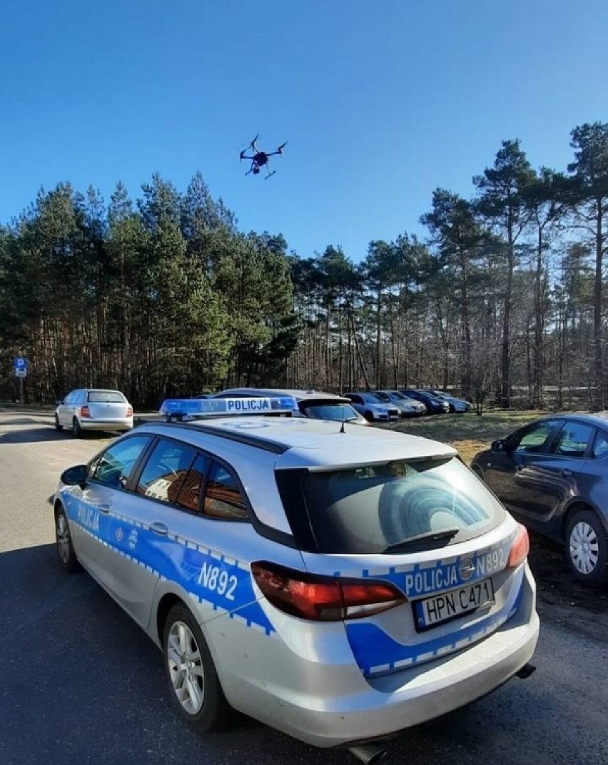 Lębork. Sprawdzali policyjnym dronem, czy kierowcy przestrzegają przepisów.