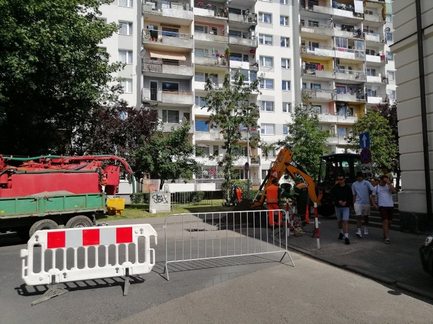 Na ul. Wąskiej w Kołobrzegu, przy hali sportowej, zapadła się jezdnia