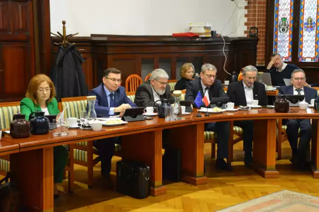 W niedzielę 7 kwietnia w Lęborku wyborcy będą wybierać 21 radnych na 5-letnią kadencję. Listy kandydatów zarejestrowało 5 komitetów. Wśród nich jest komitet Ziemia Lęborska, który zgłosił 28 kandydatów.