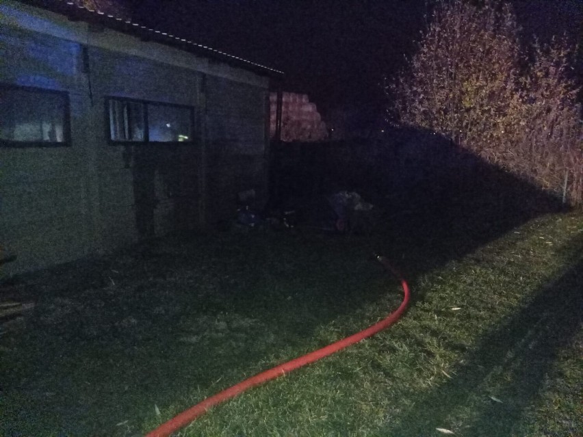 Pożar butli gazowej  w domu nad jeziorem. Jedna osoba została ranna