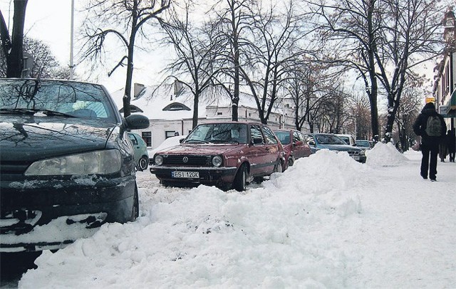 Sieradz, ul. Kościuszki. We wtorek około godz. 14 kierowcy wyczyniali cuda, by zaparkować między pryzmami śniegu