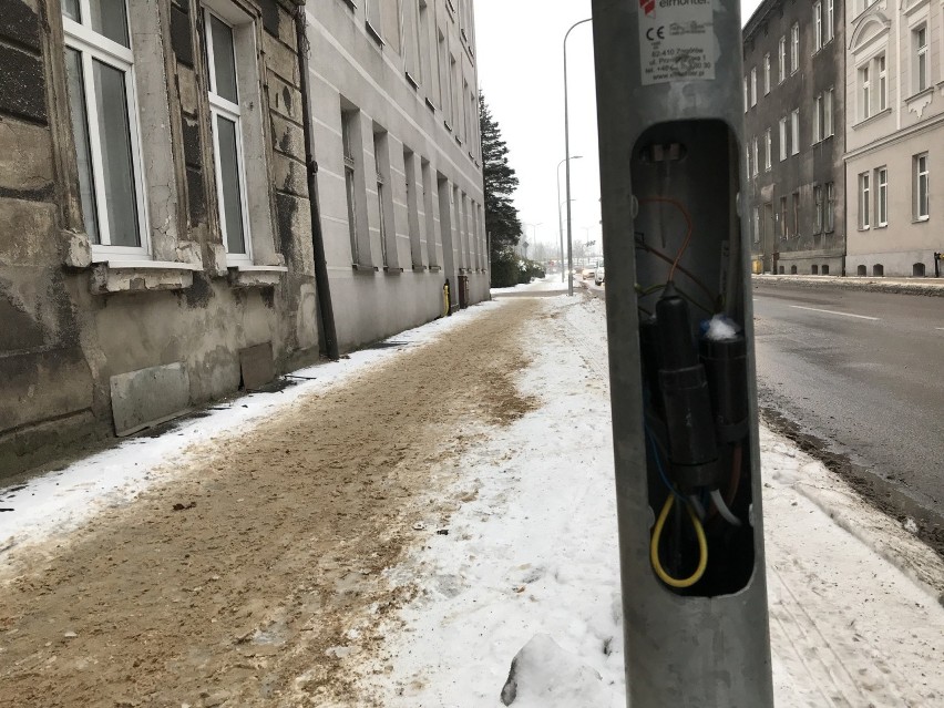 Odkryte przewody elektryczne lampy przy ul. Kołłątaja w Słupsku