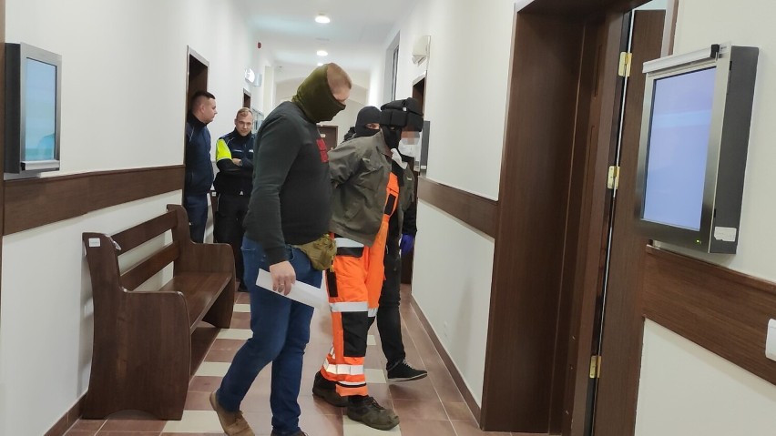 Policjanci z Chojnic zatrzymali obywatela Ukrainy. Jest podejrzany o obcowanie płciowe z 14-letnią dziewczynką | ZDJĘCIA, WIDEO