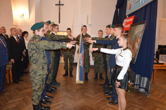 Ślubowanie przedstawicieli klas pierwszych w ZSP nr 1 w Łowiczu