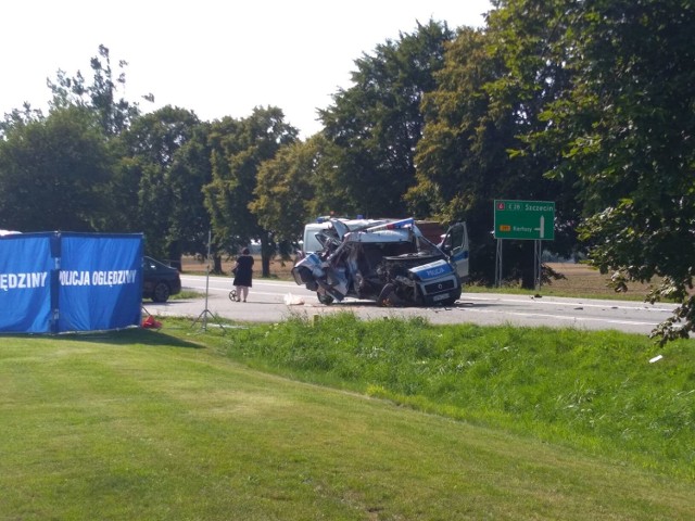 Dzisiaj (wtorek) przed godziną 14 na drodze krajowej nr 6 doszło do tragedii. W wypadku radiowozu z pojazdem rolniczym zginęła jedna osoba.

- Przed godziną 14 otrzymaliśmy zgłoszenie o wypadku drogowym, do którego doszło w miejscowości Nowa Dąbrowa - informuje Monika Sadurska, rzeczniczka słupskiej policji. - Na miejscu policjanci ustalili, że doszło do zderzenia policyjnego radiowozu Fiata Ducato z pojazdem rolniczym. Nie żyje jedna osoba. Trudno jednak w tej chwili mówić o okolicznościach i przyczynie wypadku.

Radiowozem jechali z Gdańska w kierunku Słupska pracownicy policji. Droga jest zablokowana. Samochody jadące ze Słupska kierowana są na Czarną Dąbrówkę. Pojazdy z Gdańska - na Karżnicę.

Sprawę nadzoruje Prokuratura Rejonowa w Lęborku. 

Aktualizacja: 
Szczegóły wypadku będą dopiero ustalane przez policję z pomocą biegłych od ruchu drogowego. Jak powiedział nam prokurator Patryk Wegner, prokurator rejonowy w Lęborku, na razie wiadomo tylko tyle, że to radiowóz najechał na naczepę ciągnika. Radiowozem jechali dwaj cywilni pracownicy policji w Słupsku. Pasażer zginął na miejscu mimo podjętej przez ratowników reanimacji. 



