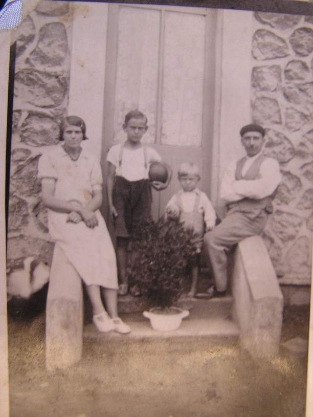 Rodzina Olejniczak&oacute;w przed swoim domem w Potigny. J&oacute;zef Olejniczak trzyma piłkę. Zdjęcie wykonane w latach trzydziestych XX wieku
