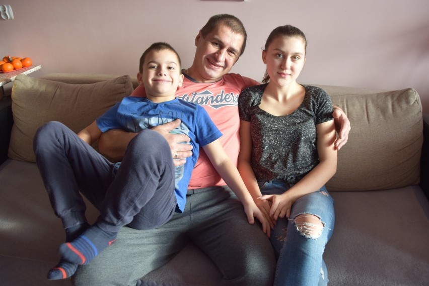 Dima i Ola z ukochanym tatą w domu w Strzelcach Krajeńskich
