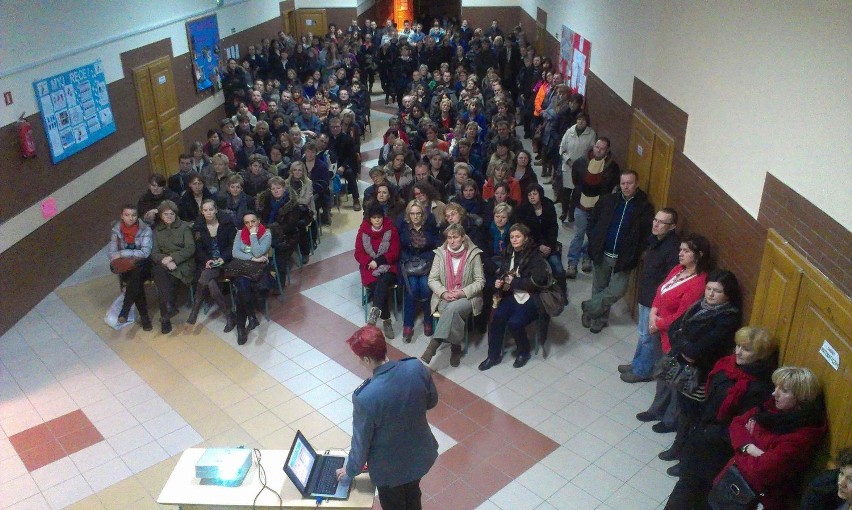 Lębork. Policjanci mówili młodzeży w gimnazjum w Cewicach o przemocy w sieci