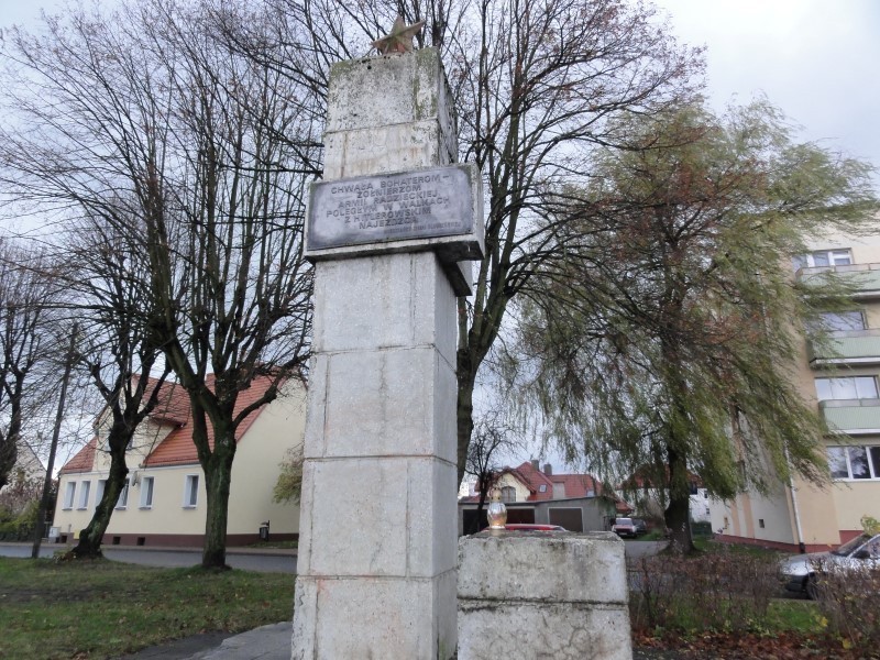 Przed pomnikiem poświęconym żołnierzom Armii Czerwonej...