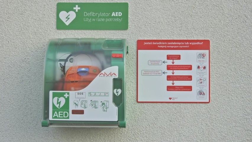 Na budynku gminy w Kaźmierzu zamontowano defibrylator. Używanie go jest bardzo proste, a może uratować życie!