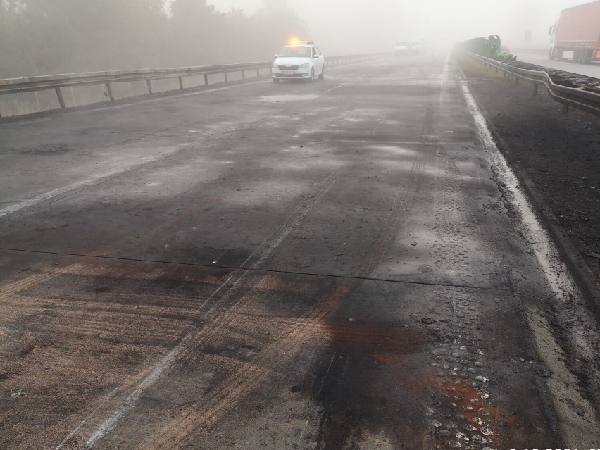Uwaga! Na A4 koło Legnicy wprowadzono ograniczenie prędkości. Pożar ciężarówki uszkodził infrastrukturę autostrady