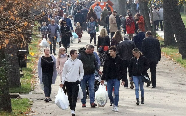 1 i 2 listopada na cmentarzu komunalnym w Legnicy prawdziwe tłumy odwiedzających groby bliskich.