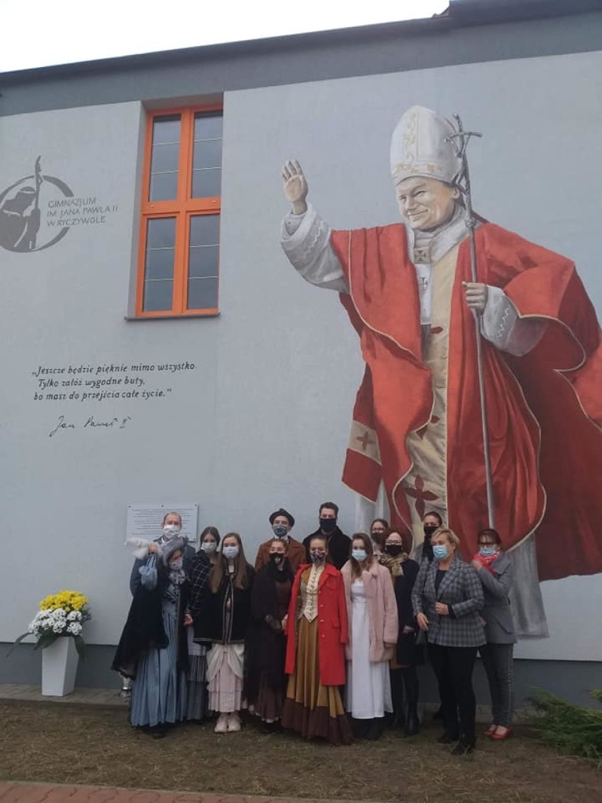 Odsłonięcie muralu z wizerunkiem Jana Pawła II