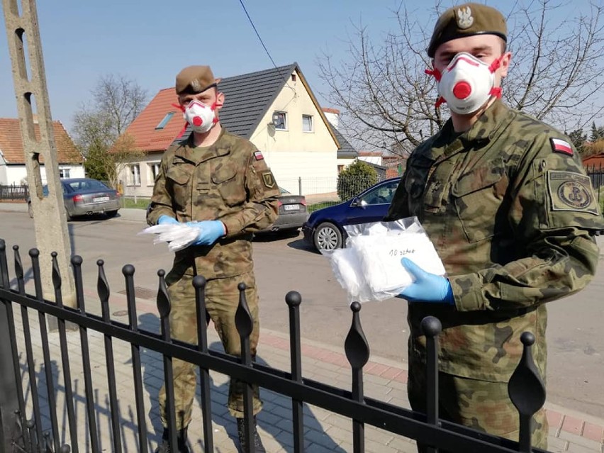 Malbork. Maseczki od wolontariuszy trafiają również do urzędów. Za szycie wzięli się też pracownicy Zakładu Karnego