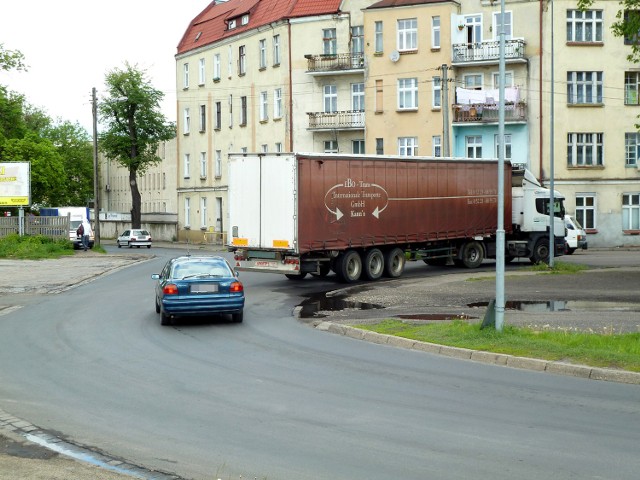 To skrzyżowanie jest mało przyjazne dla kierowców, szczególnie trudno manewrować tu autobusom  i dużym ciężarówkom