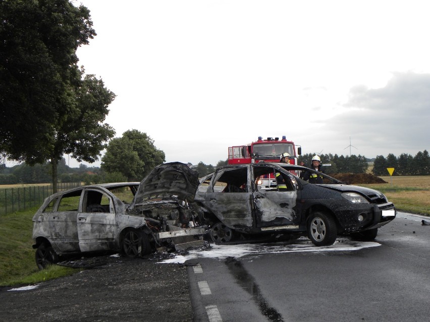 Wypadek w Chojnie w gminie Szczytniki. Spłonęły dwa auta [FOTO] 