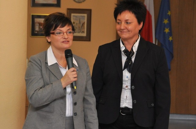 Hanna Pionk o swojej rezygnacji poinformowała na środowej sesji rady miejskiej. Obok burmistrz Mirosława Lehman