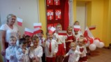 Święto Niepodległości w Przedszkolu w Grabiu. Dzieci śpiewały Mazurka Dąbrowskiego, wykonywały biało-czerwone flagi 