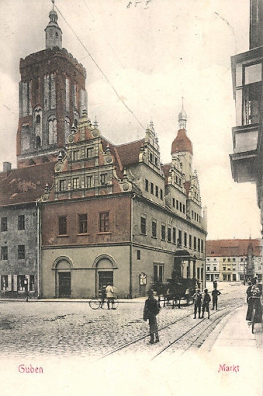 Ratusz i kościół farny w 1908 roku.