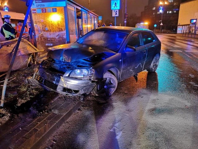 O wypadku już pisaliśmy wczoraj. Dziś policja poinformowała o okoliczościach zdarzenia. Przypomnijmy tylko, że we wtorek, 8 stycznia, przy ul. Focha kierowca audi wjechał w przystanek tramwajowy. Na szczęście w momencie uderzenia nie było na nim pasażerów. 

Więcej zdjęć i informacji >>>

Stop Agresji Drogowej. Odcinek 5

