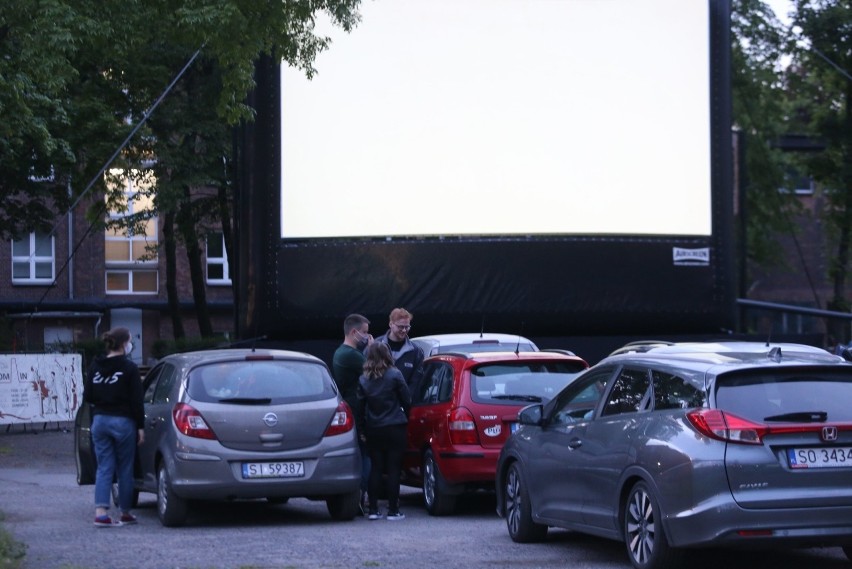 W Sosnowcu ruszyło kino samochodowe. Pierwszy seans za nami....