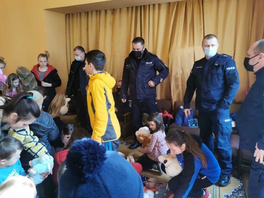 Zgierscy policjanci przywieźli młodym uchodźcom zabawki i pluszaki