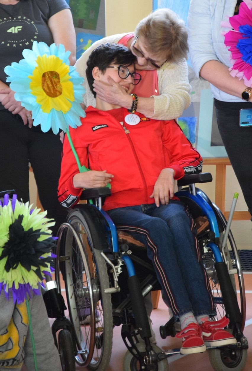 Dzień Godności Osoby z Niepełnosprawnością Intelektualną w Sieradzu 2022. Przemarsz i wystawa Specjalnego Ośrodka Szkolno-Wychowawczego FOTO