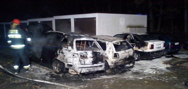 Pożar samochodów w Jaworznie. Trzy auta stanęły w ogniu