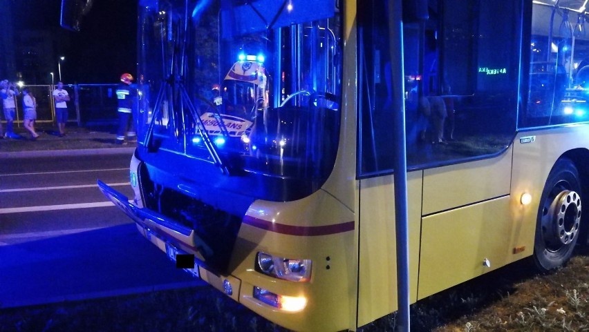 Wypadek z udziałem autobusu MPK na skrzyżowaniu ulic Zbiegniewskiej i Kaliskiej we Włocławku [zdjęcia]