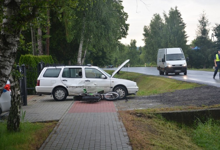 Nietypowy wypadek na DK 28. Samochód i motocykl zderzyły się na chodniku [ZDJĘCIA]
