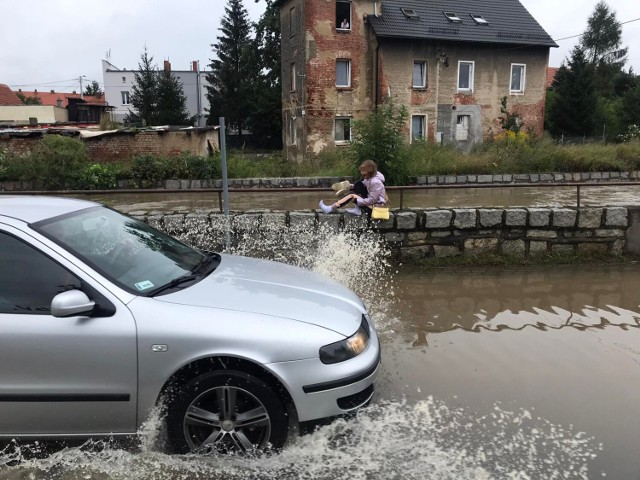 Zalanych jest wiele ulic w Dzierżoniowie, podtopione budynki gospodarcze, garaże, parkingi, chodniki i ulice, nowy stadion, budowa galerii, szkoła...