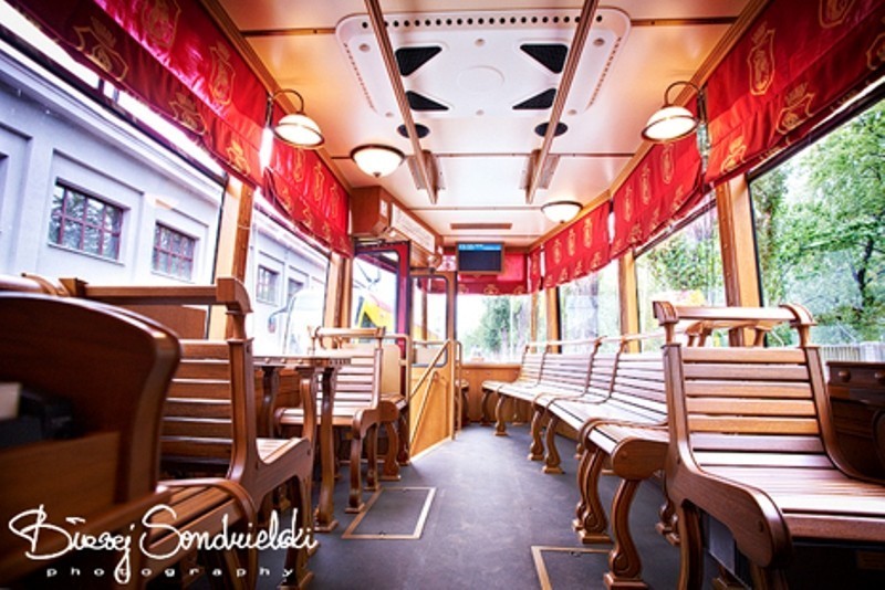 Posłuchaj piosenek o Warszawie w zabytkowych wnętrzach tramwaju