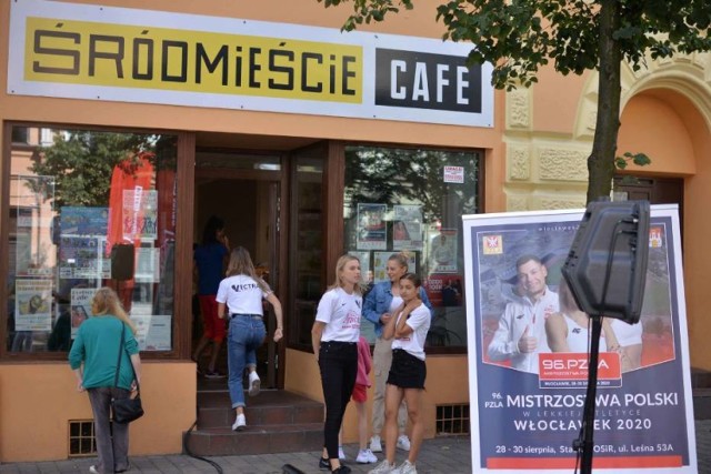 "Śródmieście Cafe" we Włocławku zapraszało dzieci i dorosłych m.in. na "Śródmiejskie powitanie wakacji", "Roztańczone Śródmieście", "Trening z Mistrzami", wigilię sąsiedzką, halloween. Zobaczcie to w naszej galerii.