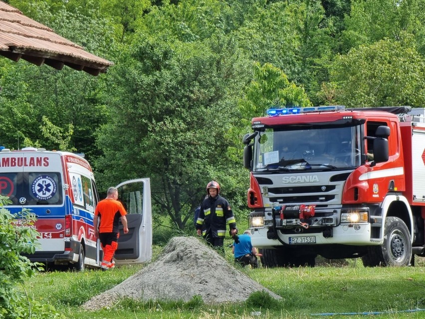 Dramat w miejscowości Aksmanice pod Przemyślem. Ciągnik rolniczy wpadł do rowu. Traktorzysta nie żyje [ZDJĘCIA]